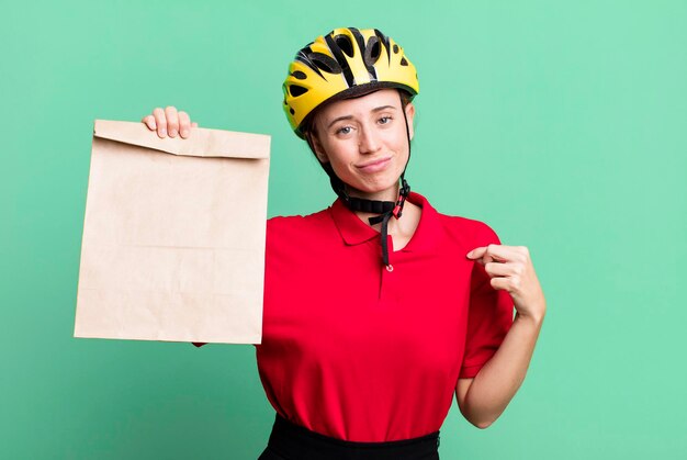 Foto repartidora bastante rubia con una bolsa de papel