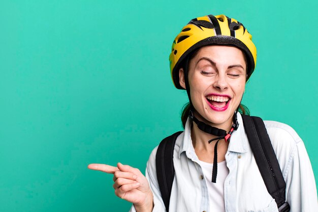 Foto repartidora bonita adulta joven con casco de bicicleta y bolsa