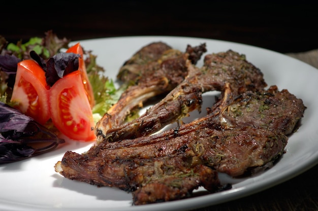 Repartir la masa y la carne y el limón en un plato.