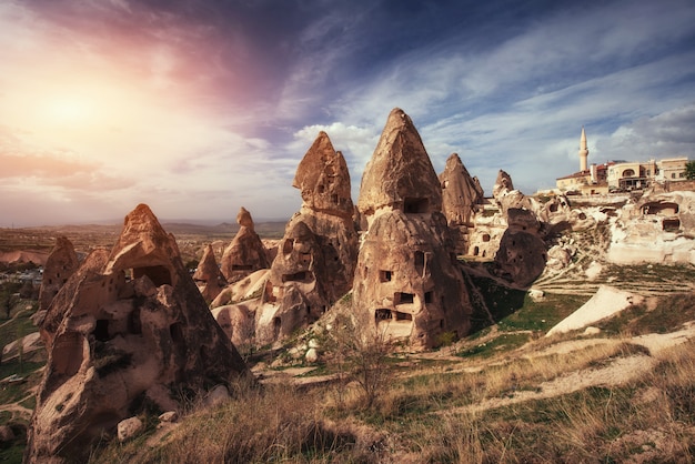 Foto repase formaciones geológicas únicas en capadocia, turquía. kappa