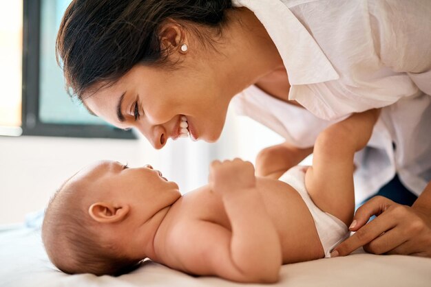 Y de repente tú eras mi todo Foto de una madre feliz uniéndose a su bebé en casa