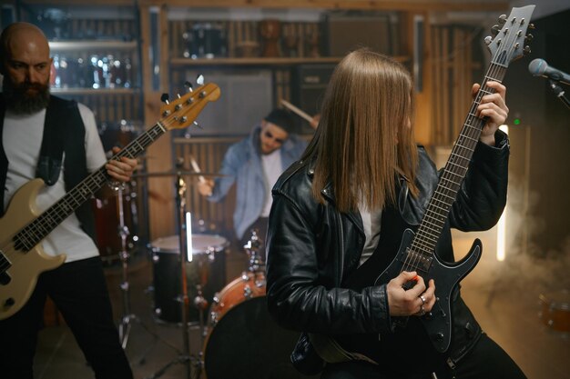 Foto repetição da banda de rock com baixista bonito tocando música