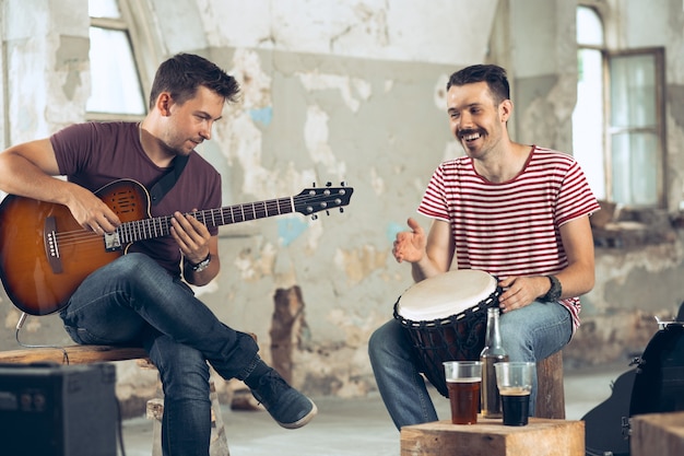 Repetição de banda de rock. Baixista, guitarrista e baterista no loft. Música rock e conceito de jam session. paixão pela música e conceitos de cultura jovem