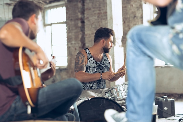 Repetição do guitarrista elétrico e baterista da banda de rock atrás da bateria