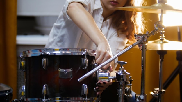 Repetição Ginger girl toca bateria A garota consertando snare Studio