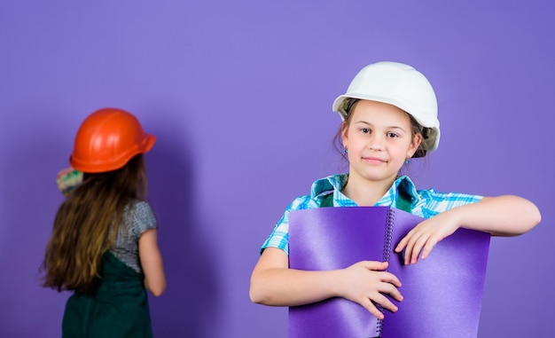 Repintar paredes. Atividade de melhoria da casa. Meninas de crianças planejando a renovação. Violeta é minha cor favorita. Irmãs de crianças renovam seu quarto. Controlar o processo de renovação. Crianças felizes renovando a casa.