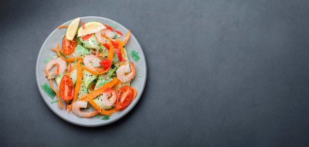 Repleta de sabores, esta salada apresenta tomates suculentos, camarões suculentos e vegetais coloridos