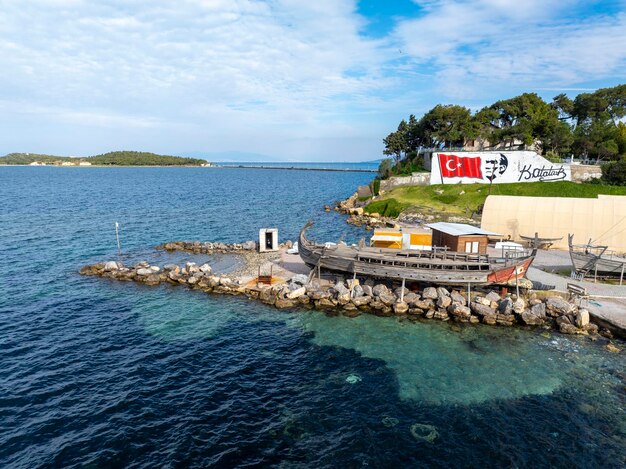 Foto la réplica de un antiguo recipiente de madera griego en iskele urla izmir