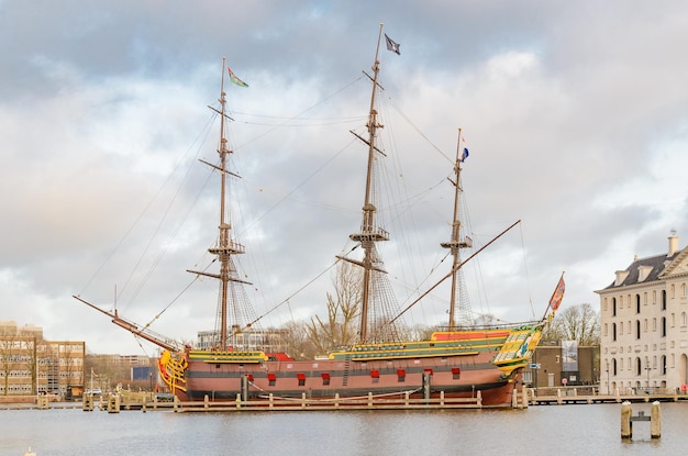 Foto replica del buque voc de ámsterdam