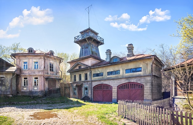 Una réplica de las casas antiguas, una iglesia en una calle de la ciudad en el territorio del museo de la preocupación cinematográfica Mosfilm en Moscú