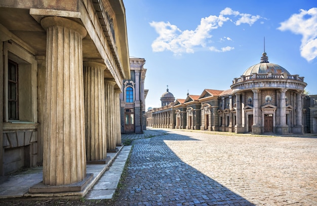 Una réplica de las casas antiguas, una iglesia en una calle de la ciudad en el territorio del museo de la preocupación cinematográfica Mosfilm en Moscú