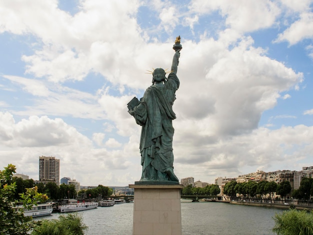 La réplica de la Estatua de la Libertad contra el cielo nublado