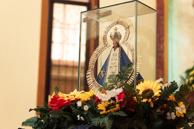 Réplica de la estatua de Nuestra Señora de Suyapa en la Catedral de San Isidro en La Ceiba Honduras