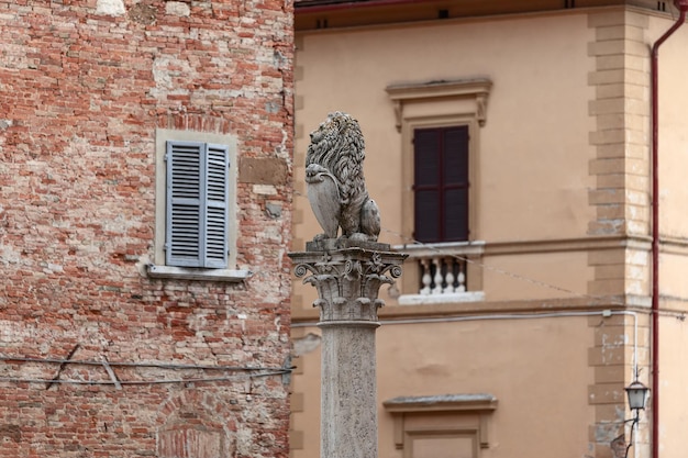 Réplica de mármol de león florentino en la columna Marzocco en Piazza Savonarola Montepulciano, Toscana, Italia