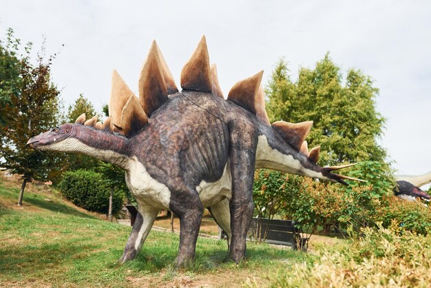 Réplicas de calidad de dinosaurios en el parque del museo al aire libre durante el día