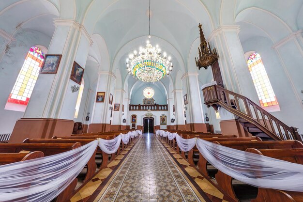 REPLYA BELARUS MAI 2018 Innenraum und Kuppel und Blick in eine alte katholische barocke Kirchendecke