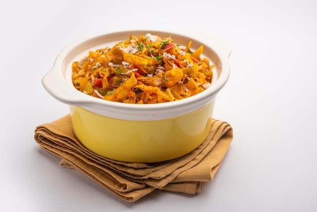 Repolho coco sabzi ou vegetal com açafrão em pó também conhecido como patta gobi ki sabji, comida indiana popular frita