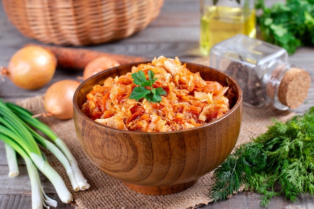 Repolho cozido com carne em uma mesa de madeira.