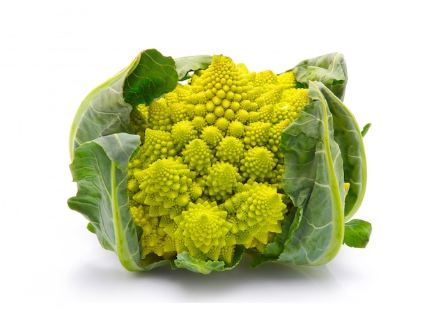 Repolho de brócolis Romanesco isolado