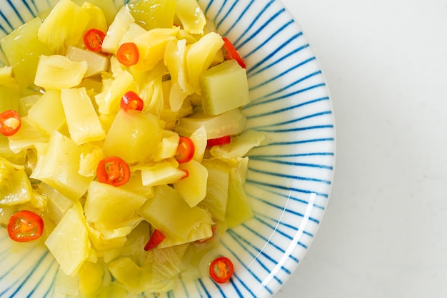 repolho de picles de salada picante ou aipo com óleo de gergelim - estilo de comida asiática