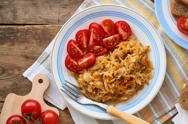 Foto repolho estufado com tomate cereja fresco em um prato