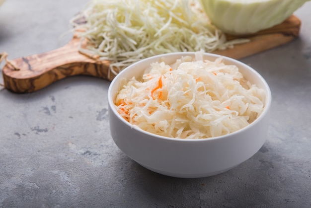 Repolho fermentado do chucrute caseiro. Salada vegan estilo rústico vegetal orgânico ótimo para uma boa saúde. Refeição tradicional de inverno russo. Conceito de alimentos probióticos.