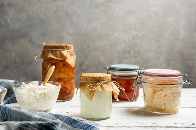 Repolho kimchi de tomate em conserva com óleo de alho pimenta e folhas de louro Copiar espaço