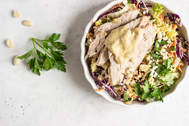 Repolho roxo e chinês, salada de cenoura com peru assado