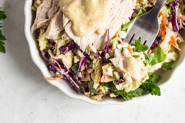 Repolho roxo e chinês, salada de cenoura com peru assado