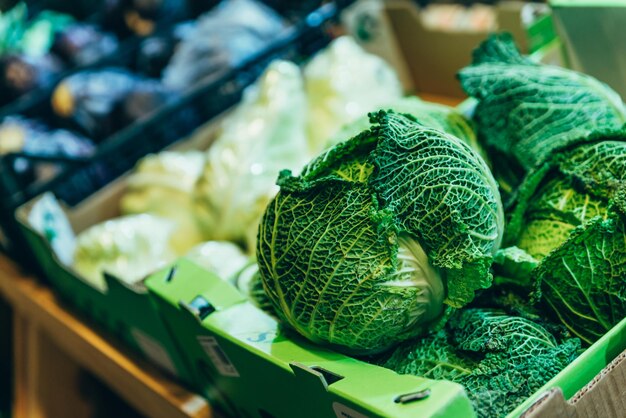 Repolhos verdes fecham. legumes em caixa na mercearia