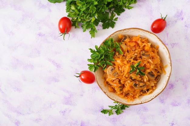 Repollo cocido estofado con champiñones en salsa de tomate