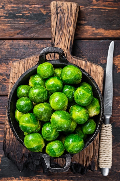 Repollo coles verdes de Bruselas hervidas en una sartén