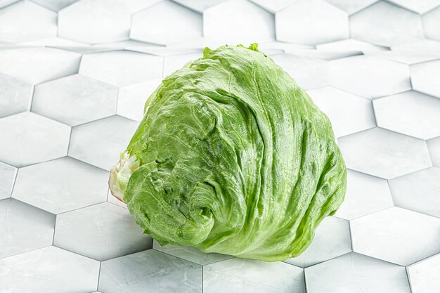 El repollo de ensalada verde de iceberg orgánico natural