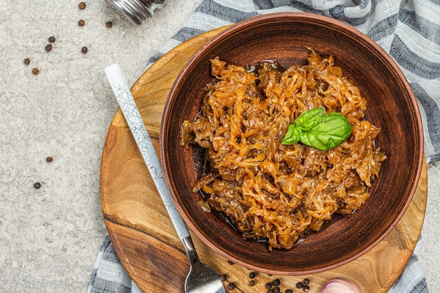 Repollo estofado listo para comer Comida vegana estofada casera Especias hierbas cubiertos