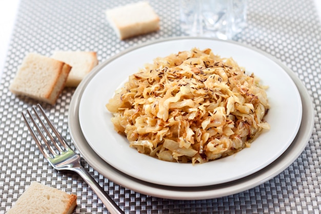 Repollo frito con alcaravea y ajo en un plato