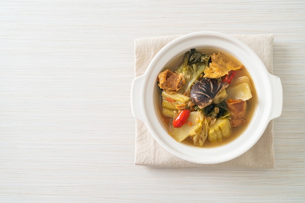 repollo hervido en escabeche y sopa de calabaza amarga - estilo de comida asiática, vegana y vegetariana