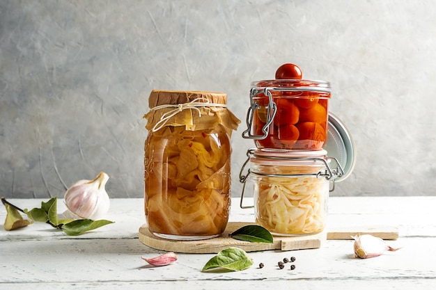 Repollo kimchi en escabeche yogur tomates Concepto de fermentación Espacio de copia