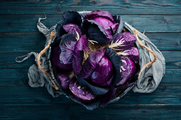 Repollo morado en una caja de madera Alimentos orgánicos Vista superior Espacio libre para su texto