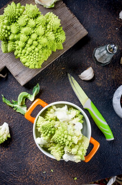 Repollo orgánico crudo listo para cocinar en una tabla para cortar