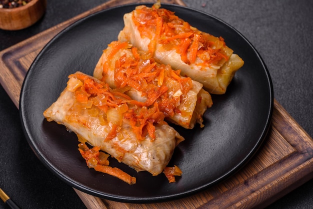 Repollo relleno tradicional con carne picada y arroz servido en salsa de tomate