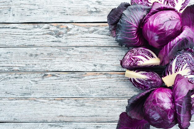 Repollo rojo Repollo morado sobre un fondo blanco de madera Alimentos orgánicos Vista superior Espacio libre para el texto