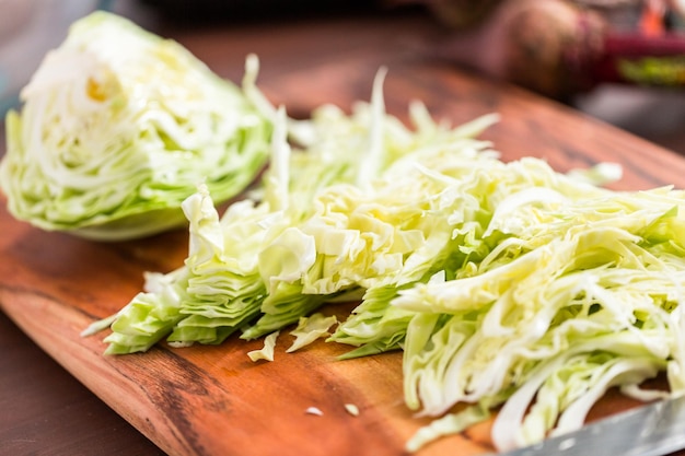 Repollo verde rallado para hacer sopa de remolacha.