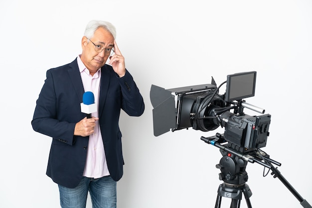 Repórter Brasileiro de meia-idade segurando um microfone e relatando notícias isoladas em um fundo branco pensando uma ideia