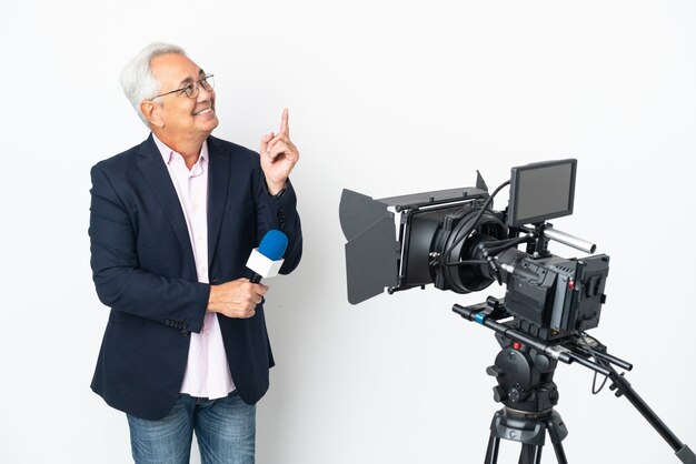 Foto repórter brasileiro de meia-idade segurando um microfone e relatando notícias isoladas no fundo branco apontando uma grande ideia