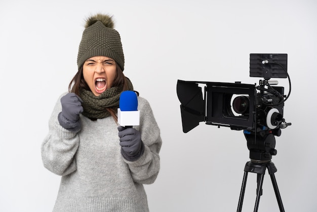 Reporterfrau, die ein Mikrofon hält und Nachrichten über isolierten weißen Hintergrund meldet, frustriert durch eine schlechte Situation