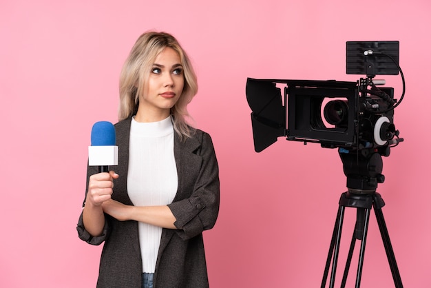 Reporterfrau mit einer Kamera