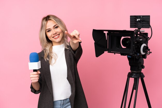 Reporterjugendlichfrau über lokalisierter Wand