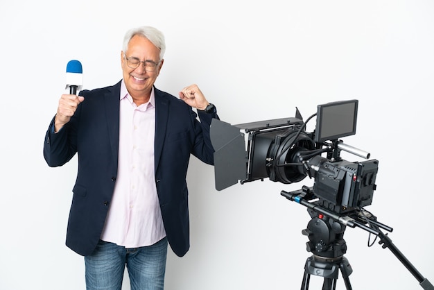 Reportero hombre brasileño de mediana edad sosteniendo un micrófono y reportando noticias aisladas sobre fondo blanco haciendo un gesto fuerte