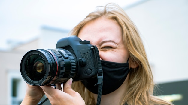 Reportero de mujer con una cámara. trabajo de un fotógrafo. Material de rodaje para noticias.