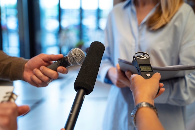 Reportero de prensa siguiendo pistas en un caso